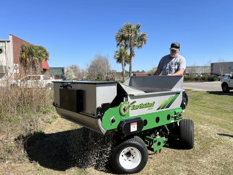 415SP topdresser with a tight turn radius