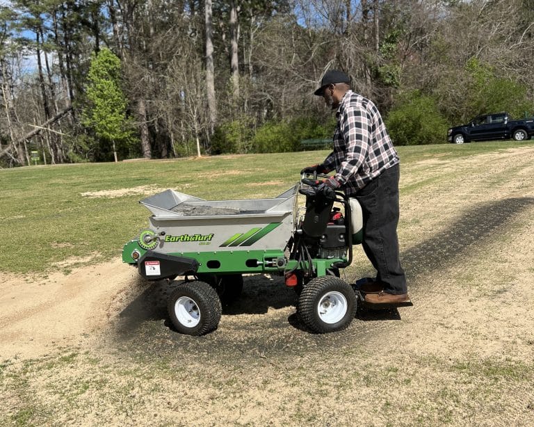 410SP topdresser that has a tight turn radius