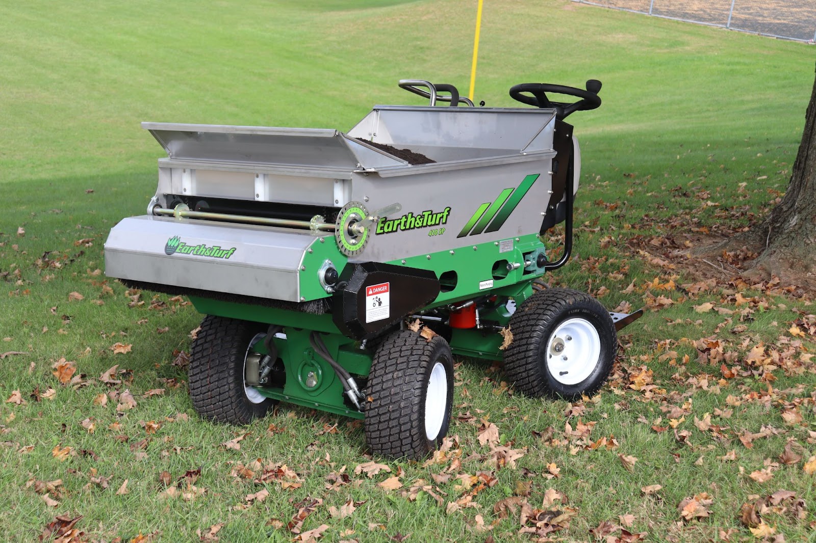 410SP Self Propelled narrow topdresser