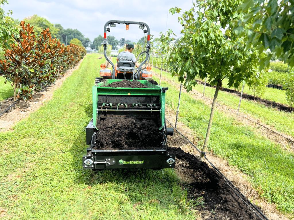 320V sidedresser for compost and mulch spreading in vineyards