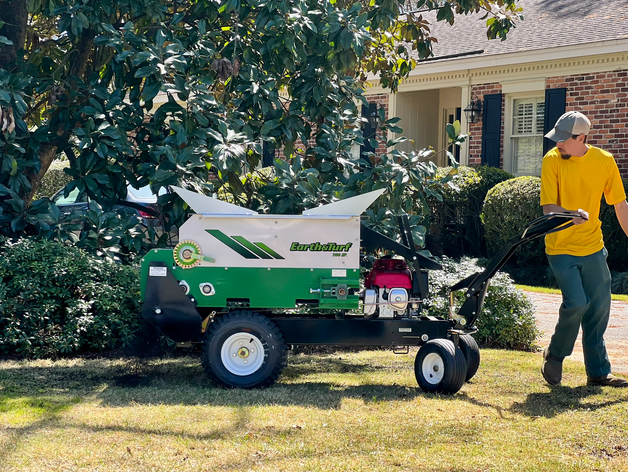 100sp self propelled topdresser